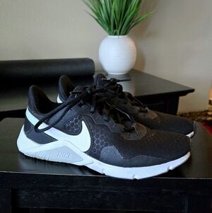 Nike Black and White Athletic Shoes/Sneaker SIZE 9 Womens